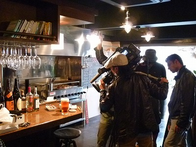 当日の撮影風景から（ビールジョッキが美しい）