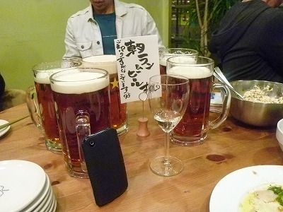 ビールはギガジョッキ！（左下のiPhoneでサイズの大きさわかりますか？）
