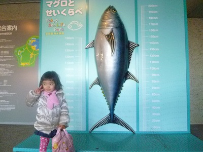 水族館にて。誰が教えたのか、いつの間にか覚えたピースサイン