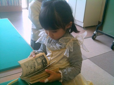 「ドラえもん」を見入る娘