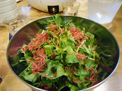 パクチーサラダ。桜海老でお花見スタイル