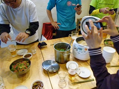 みなさん、なぜか写真撮影に真剣（笑）