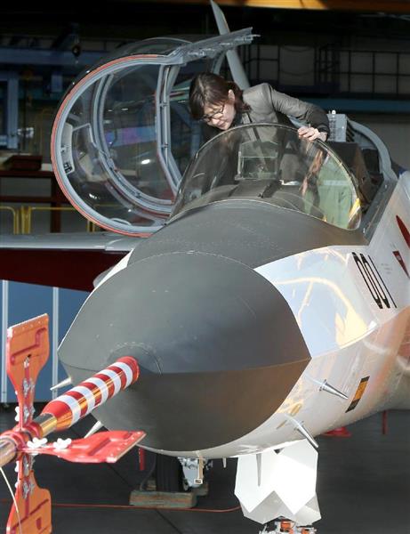 「© 産経新聞 提供 航空自衛隊岐阜基地でＸ－２（先進技術実証機）の操縦席に乗り込む稲田朋美防衛相＝２日午後、岐阜県各務原市&nbsp;」の画像検索結果