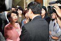 議長室前で抗議する社民党の福島瑞穂副党首(左)ら野党の女性議員=14日午後、国会内(斎藤良雄撮影)