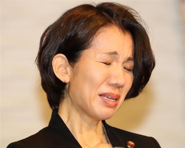 会見に臨む豊田真由子議員＝１８日、埼玉県新座市（春名中撮影）