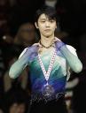 男子で２位となり、表彰式で銀メダルを手にした羽生結弦