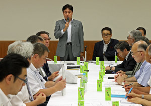 設立総会であいさつする鶴保幹事長。（右）は江島事務局長