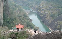 眼下に見える九曲渓と東屋