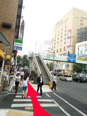 階段を上がってまっすぐ