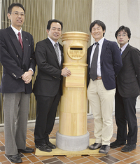 加藤局長（左）と川瀬局長(左から２人目)