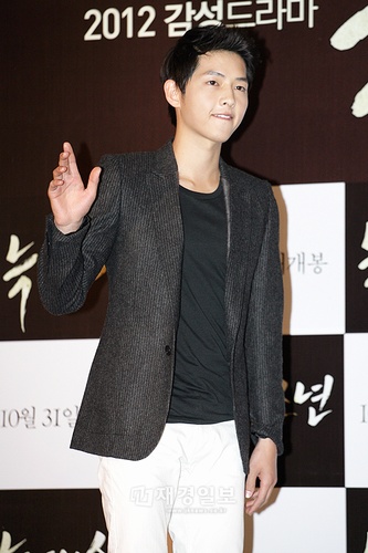 ソン・ジュンギが、演技に続き歌の実力まで認められ話題だ。 ソン・ジュンギが、演技に続き歌の実力まで認められ話題だ。