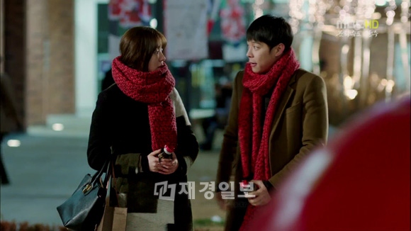 ドラマ『会いたい』で熱演を繰り広げているユン・ウネのファッションが話題だ。