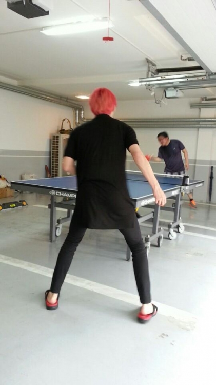 JYJのキム・ジュンスが自身のツイッターで、父親と双子の兄JUNOとの3人で卓球対決を繰り広げる姿を公開した。写真=ジュンスのツイッター JYJのキム・ジュンスが自身のツイッターで、父親と双子の兄JUNOとの3人で卓球対決を繰り広げる姿を公開した。写真=ジュンスのツイッター