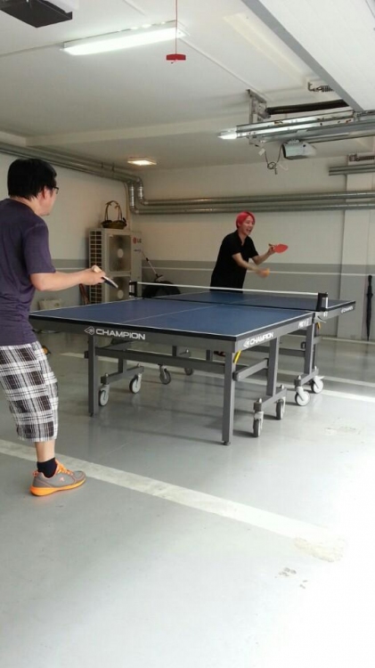 JYJのキム・ジュンスが自身のツイッターで、父親と双子の兄JUNOとの3人で卓球対決を繰り広げる姿を公開した。写真=ジュンスのツイッター JYJのキム・ジュンスが自身のツイッターで、父親と双子の兄JUNOとの3人で卓球対決を繰り広げる姿を公開した。写真=ジュンスのツイッター