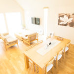 淡いオレンジの照明が灯る広々としたリビング